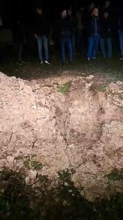 Mezarlığa gömülen esrarengiz paket mahalleliyi ayağa kaldırdı 7 mezarliga gomulen esrarengiz paket mahalleliyi ayaga kaldirdi 3 aWjPfru9