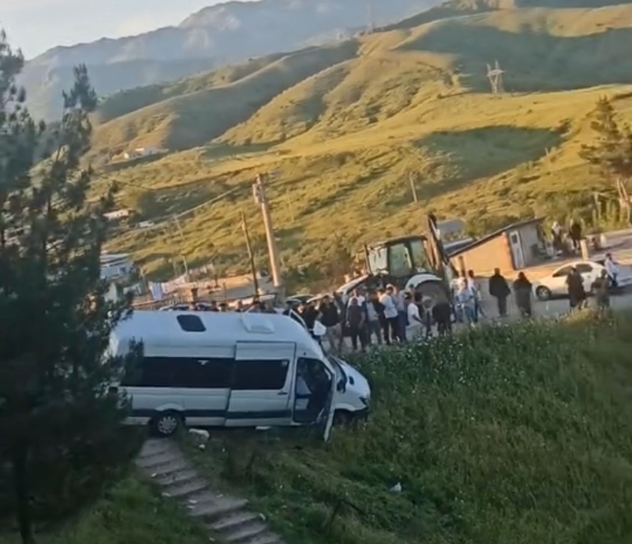 Mezarlık ziyareti dönüşü faciadan dönüldü: Freni patlayan minibüs şarampole yuvarlanmaktan son anda kurtuldu 4 mezarlik ziyareti donusu faciadan donuldu freni patlayan minibus sarampole yuvarlanmaktan son anda kurtuldu 0 3jGlRsXZ