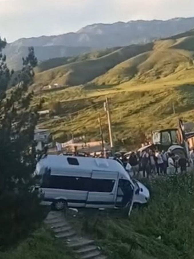 Mezarlık ziyareti dönüşü faciadan dönüldü: Freni patlayan minibüs şarampole yuvarlanmaktan son anda kurtuldu 6 mezarlik ziyareti donusu faciadan donuldu freni patlayan minibus sarampole yuvarlanmaktan son anda kurtuldu 2 tHTjeTdQ