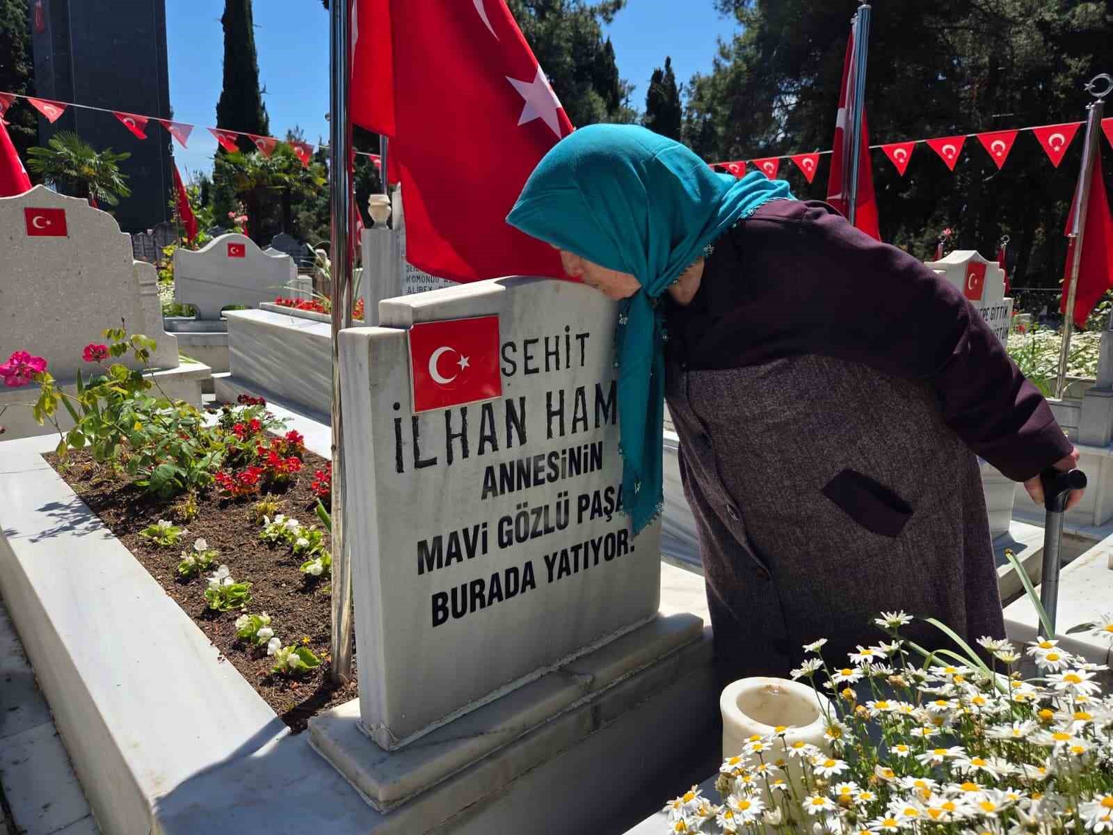 Mezarlıklarda hüzün: 90 yaşındaki şehit annesinin 34 yıldır dinmeyen acısı 4 mezarliklarda huzun 90 yasindaki sehit annesinin 34 yildir dinmeyen acisi 0 3vuQVStq