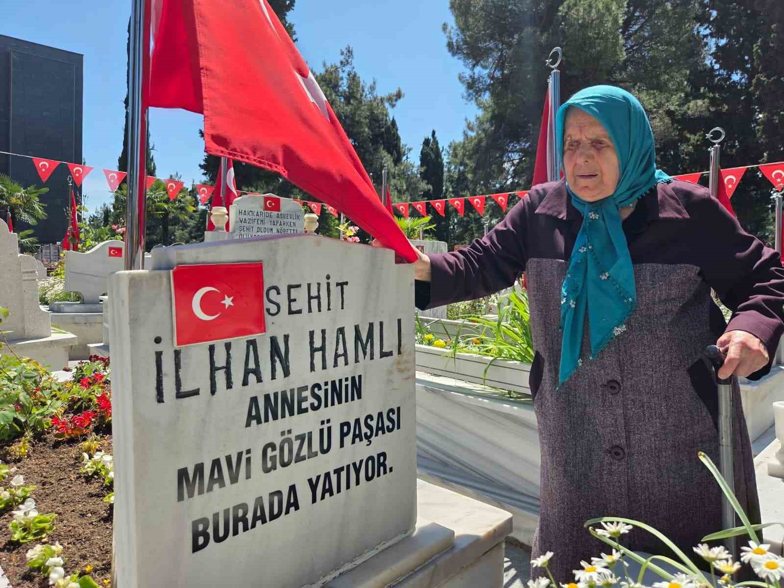 Mezarlıklarda hüzün: 90 yaşındaki şehit annesinin 34 yıldır dinmeyen acısı 5 mezarliklarda huzun 90 yasindaki sehit annesinin 34 yildir dinmeyen acisi 1