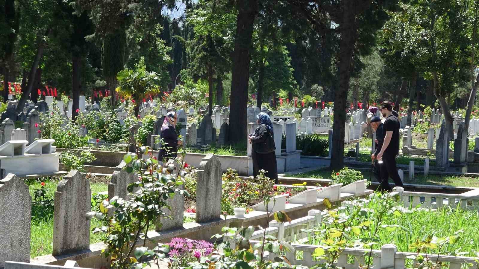Mezarlıklarda hüzün: 90 yaşındaki şehit annesinin 34 yıldır dinmeyen acısı 17 mezarliklarda huzun 90 yasindaki sehit annesinin 34 yildir dinmeyen acisi 13 7jZH8Gcc