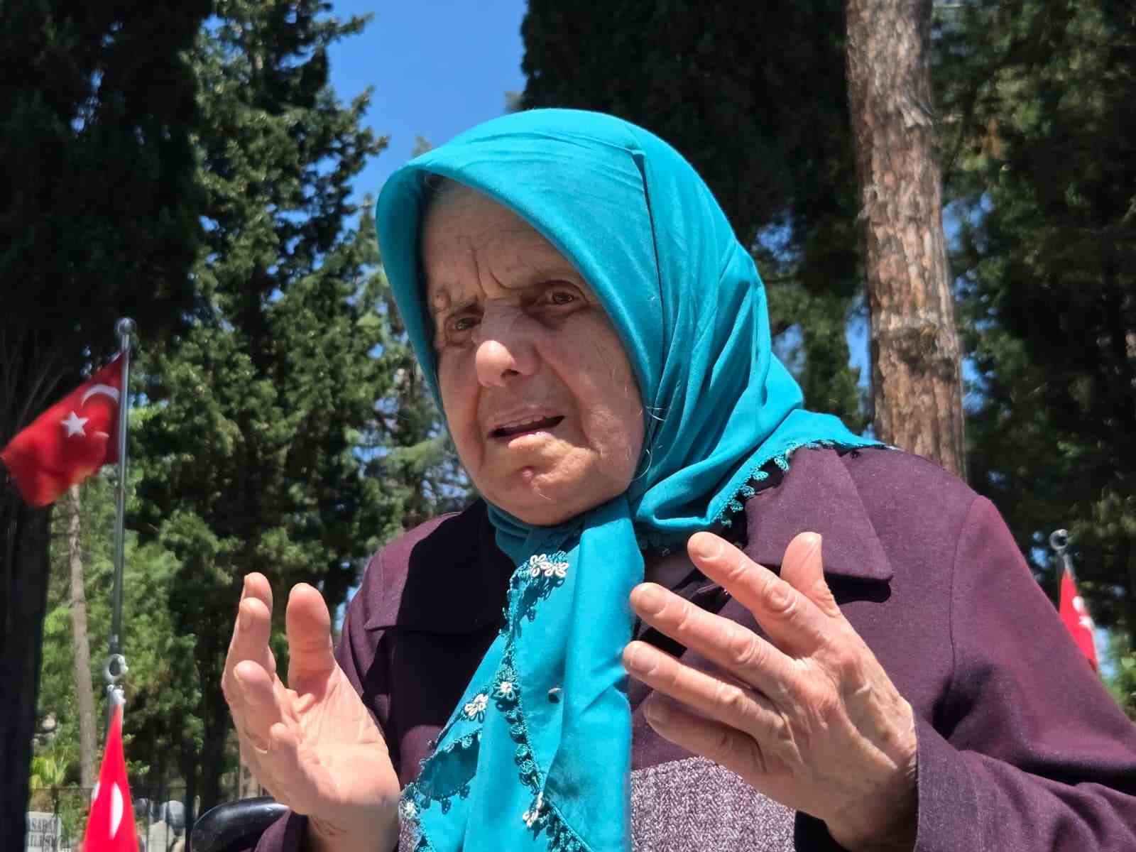Mezarlıklarda hüzün: 90 yaşındaki şehit annesinin 34 yıldır dinmeyen acısı 6 mezarliklarda huzun 90 yasindaki sehit annesinin 34 yildir dinmeyen acisi 2 FGv3PL5B