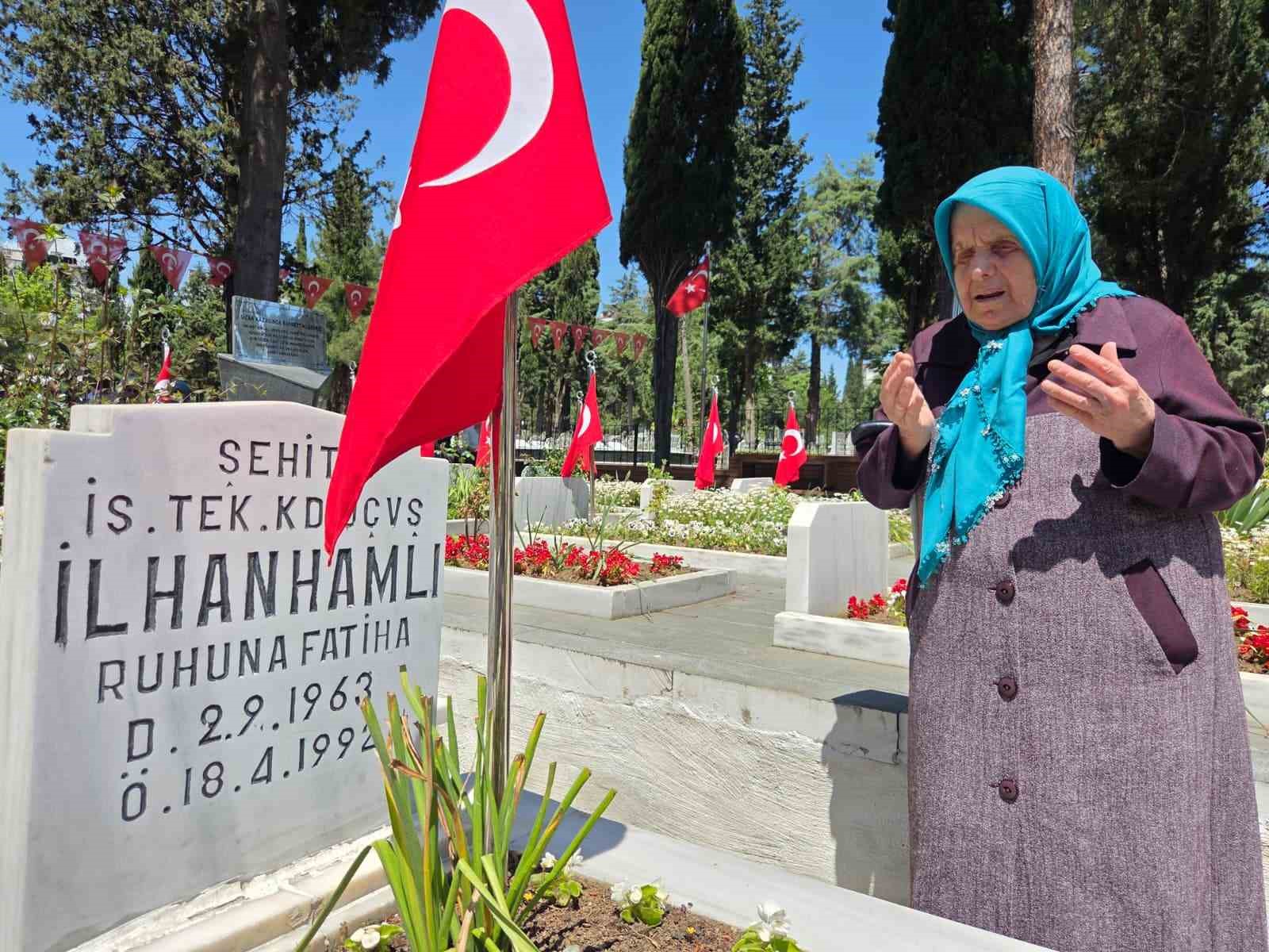 Mezarlıklarda hüzün: 90 yaşındaki şehit annesinin 34 yıldır dinmeyen acısı 9 mezarliklarda huzun 90 yasindaki sehit annesinin 34 yildir dinmeyen acisi 5 O2y31QeE