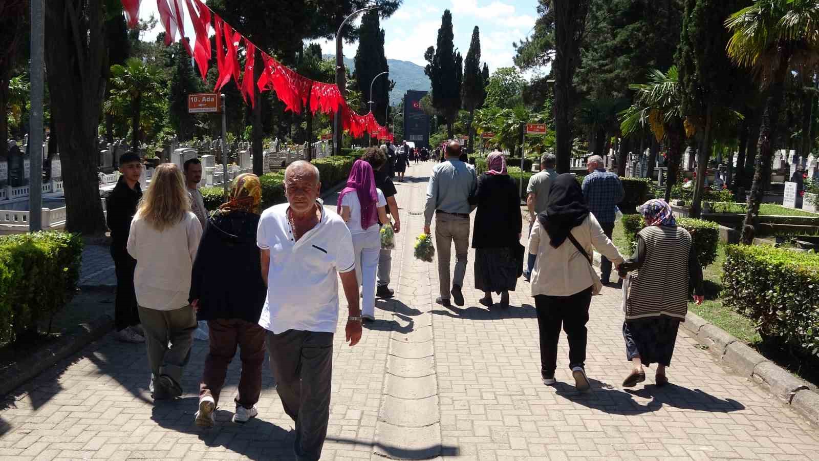 Mezarlıklarda hüzün: 90 yaşındaki şehit annesinin 34 yıldır dinmeyen acısı 13 mezarliklarda huzun 90 yasindaki sehit annesinin 34 yildir dinmeyen acisi 9 AWKtpgki