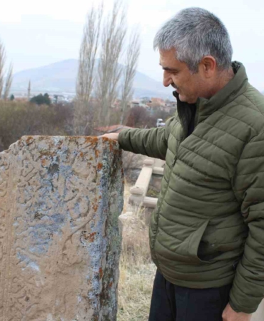 mezarliktaki-esrarengiz-tas-Jx9tjfcI.jpg