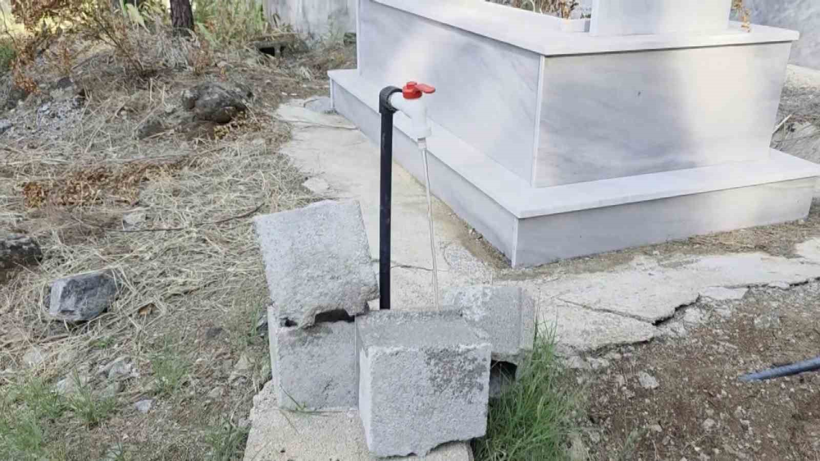 Mezarlıktaki muslukları çalan hırsızlara vatandaştan tepki 5 mezarliktaki musluklari calan hirsizlara vatandastan tepki 1 aybnJnSz