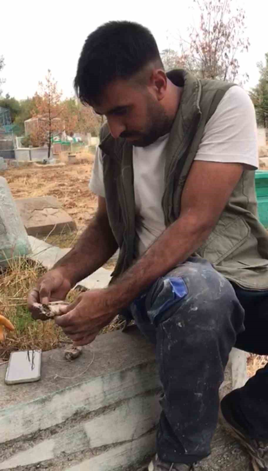 Mezarlıktan kefenlenmiş oyuncak bebek çıktı 6 mezarliktan kefenlenmis oyuncak bebek cikti 2 HigyOheR