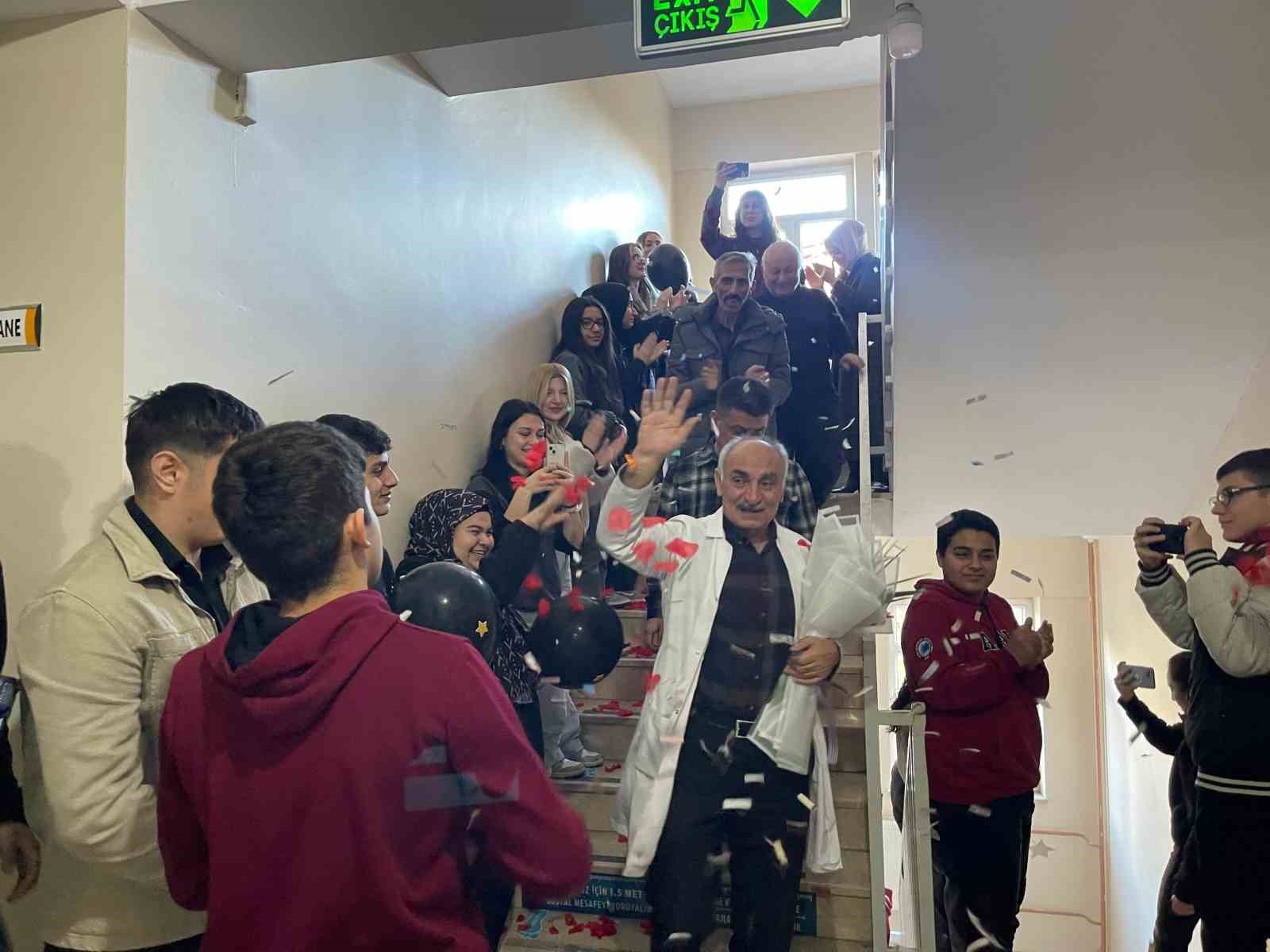 mezun ogrencilerinden ogretmenlerine unutulmaz veda 1 pTTf6jmZ