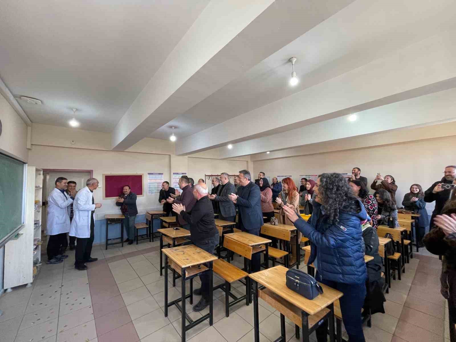 mezun ogrencilerinden ogretmenlerine unutulmaz veda 4 PZ1VRWZR