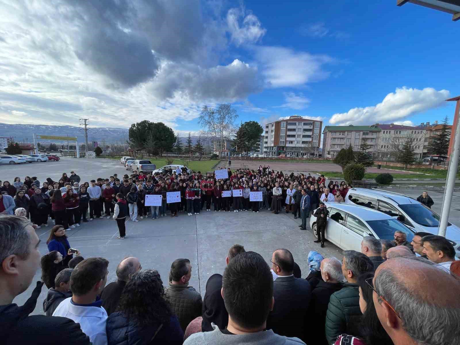 mezun ogrencilerinden ogretmenlerine unutulmaz veda 5 bVLWyyRT