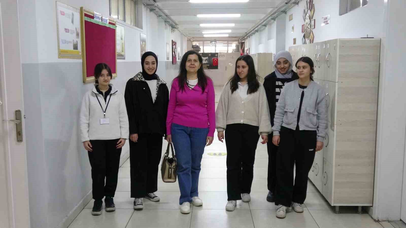 mezun oldugu lisede 30 yildir ogretmenlik yapiyor 0 YUNIspus