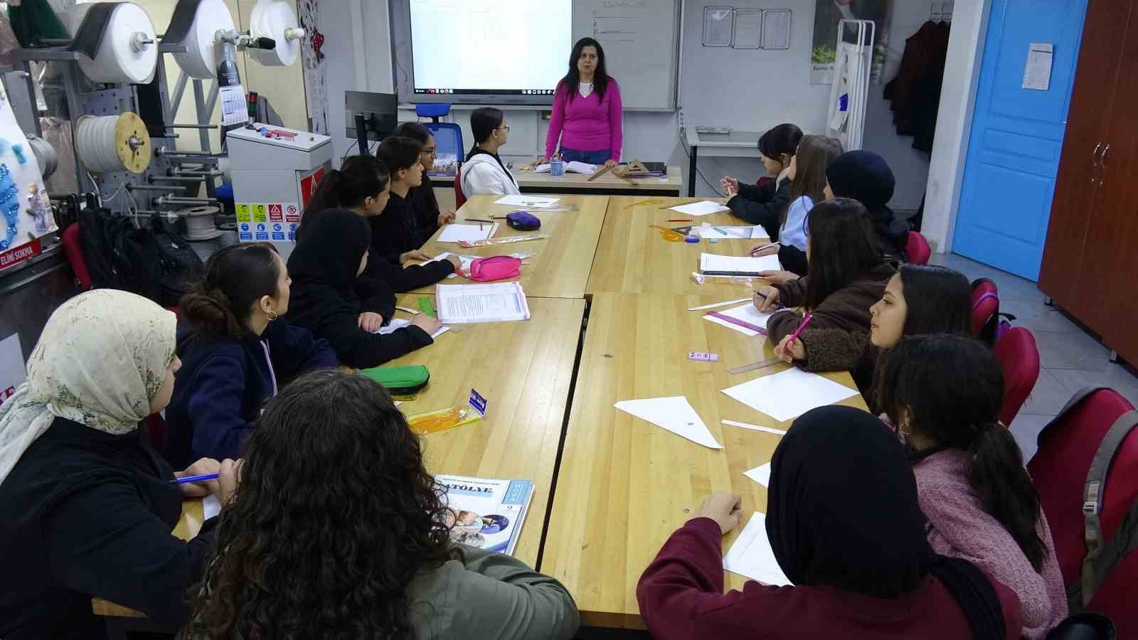 mezun oldugu lisede 30 yildir ogretmenlik yapiyor 1 gCLC1rXX
