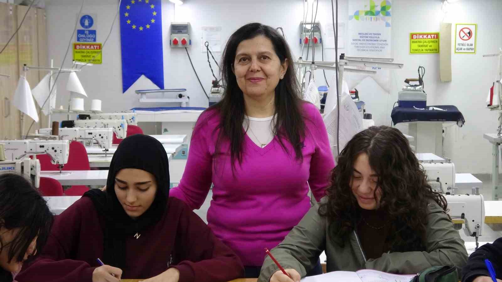 mezun oldugu lisede 30 yildir ogretmenlik yapiyor 2 l5RJY9Br