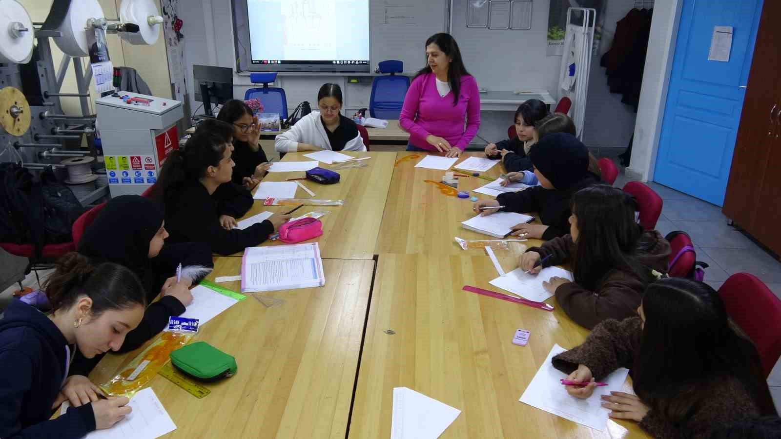 mezun oldugu lisede 30 yildir ogretmenlik yapiyor 3 78PjzjVf