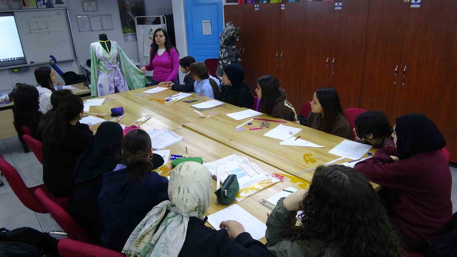 mezun oldugu lisede 30 yildir ogretmenlik yapiyor 4 EemE1lYr