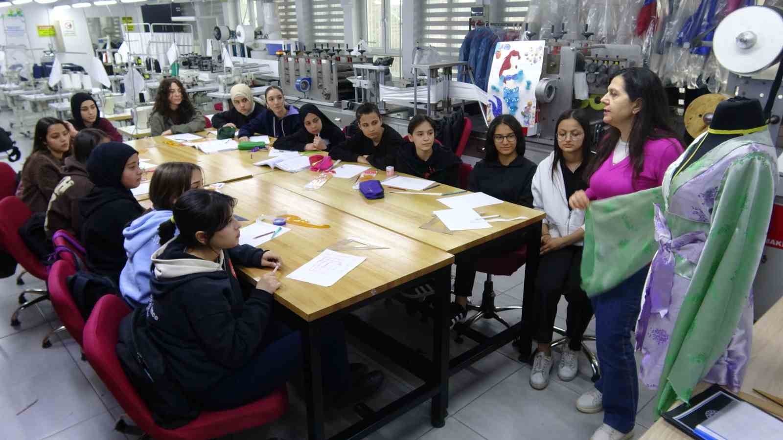 mezun oldugu lisede 30 yildir ogretmenlik yapiyor 5 qP1AmGvt