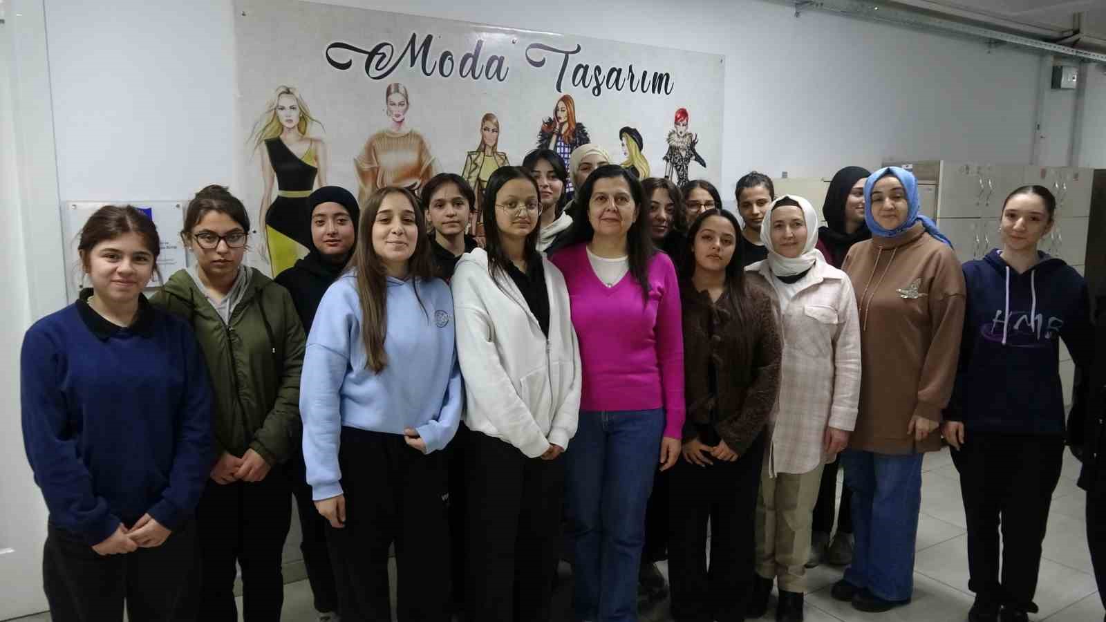 mezun oldugu lisede 30 yildir ogretmenlik yapiyor 6 uMMp7LMm
