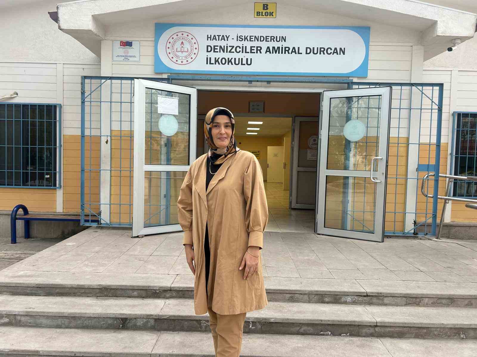 mezun oldugu okula atanan ogretmenden duygulandiran vefa 0 XdCchWDz