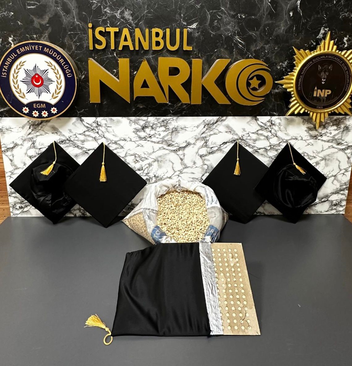 mezuniyet keplerinin icine gizlenmis 53 bin 100 uyusturucu hap ele gecirildi 0 JndYeReC