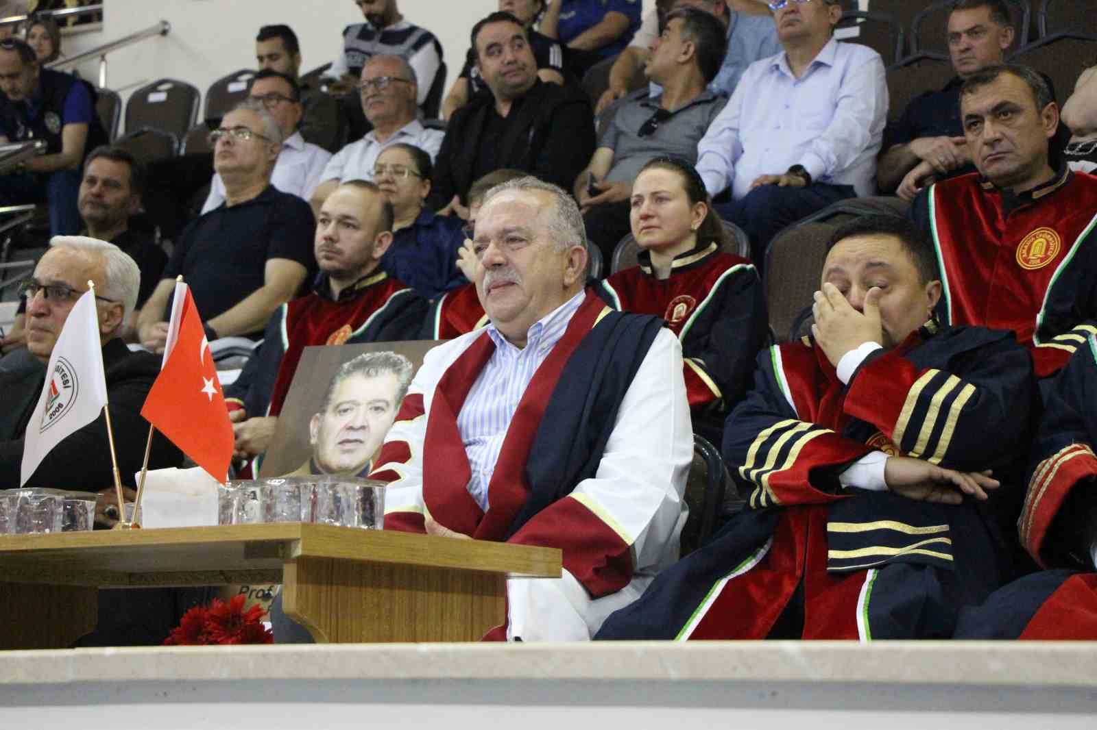 Mezuniyet töreninde gözyaşları sel oldu 4 mezuniyet toreninde gozyaslari sel oldu 0 HRSPBicL