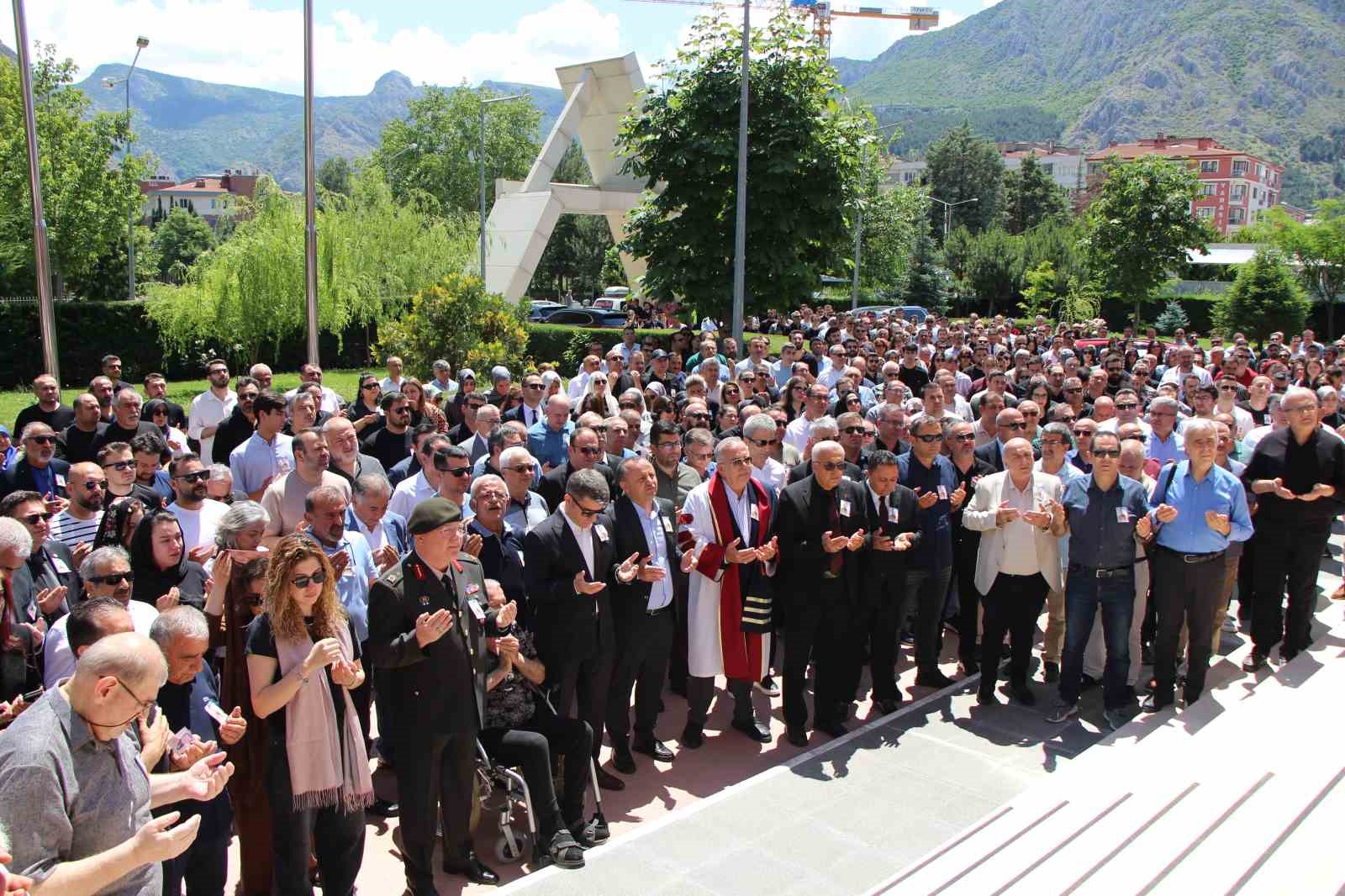 Mezuniyet töreninde gözyaşları sel oldu 9 mezuniyet toreninde gozyaslari sel oldu 5 12WAEtf2