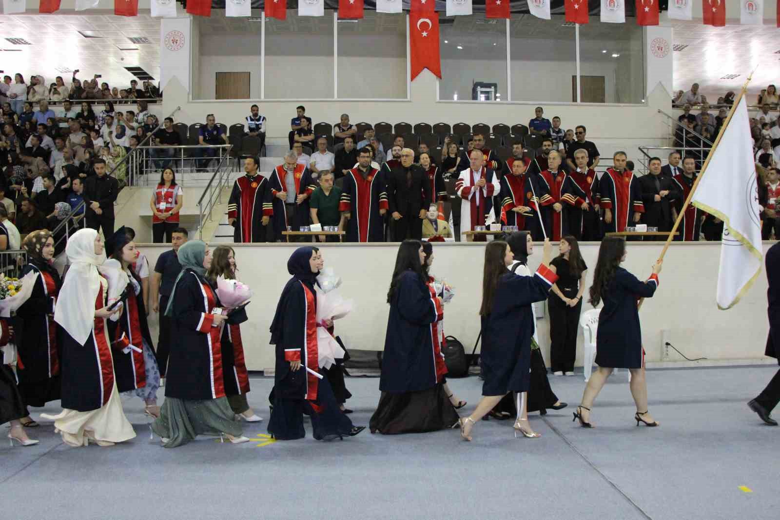 Mezuniyet töreninde gözyaşları sel oldu 11 mezuniyet toreninde gozyaslari sel oldu 7 5ETAyUzr