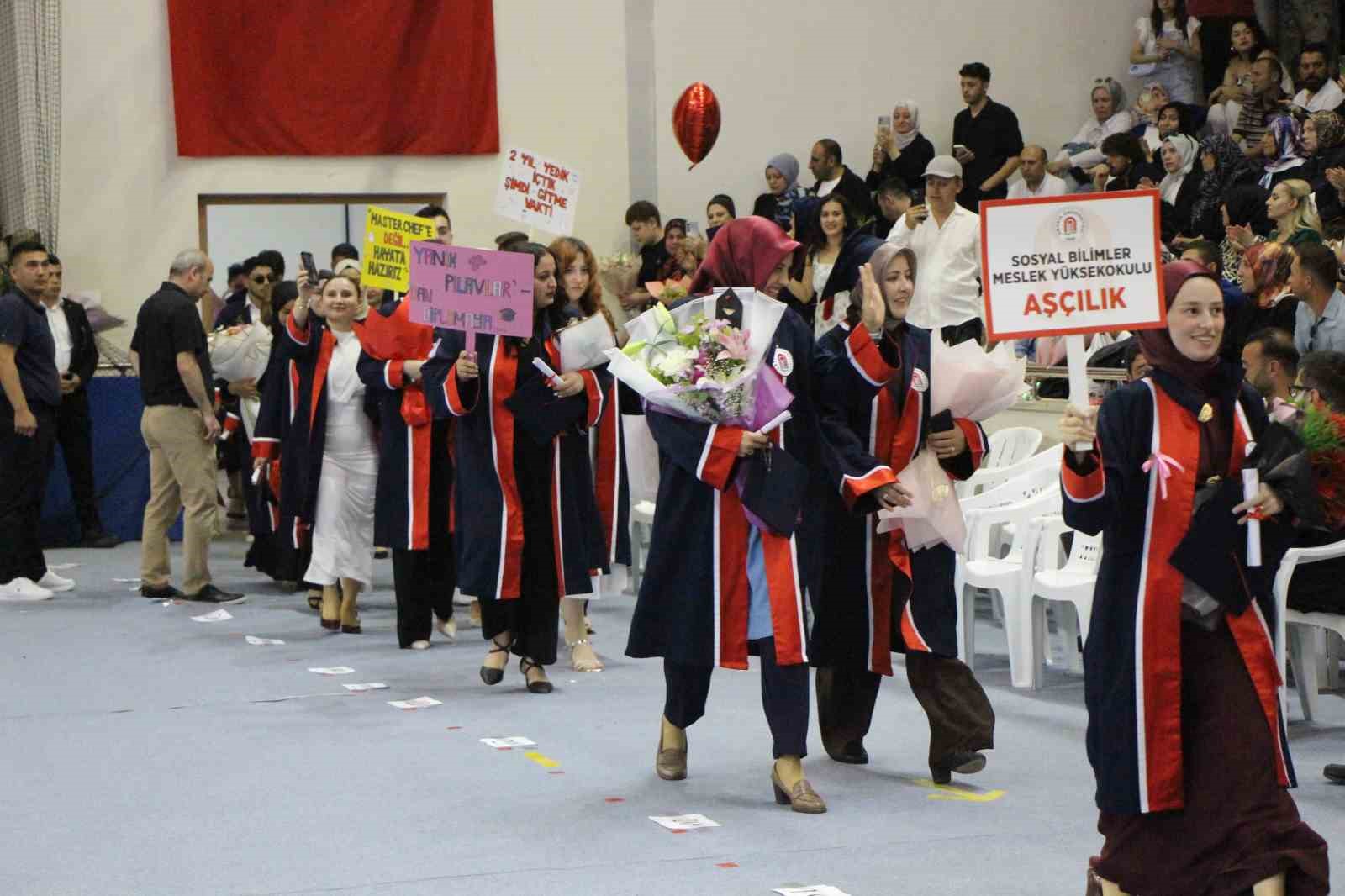 Mezuniyet töreninde gözyaşları sel oldu 12 mezuniyet toreninde gozyaslari sel oldu 8 PkZ8SN6Q