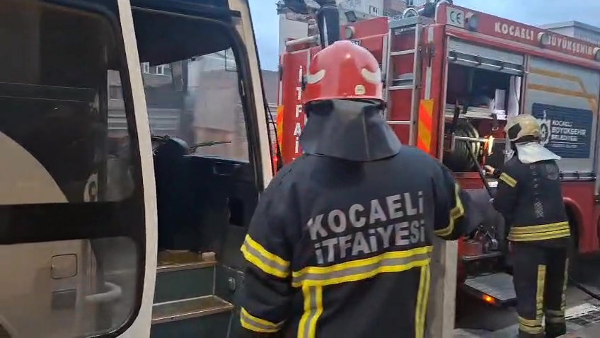 MHP Dilovası Teşkilatı üyelerini taşıyan otobüste yangın çıktı 5 mhp dilovasi teskilati uyelerini tasiyan otobuste yangin cikti 1 pfMbXyHh