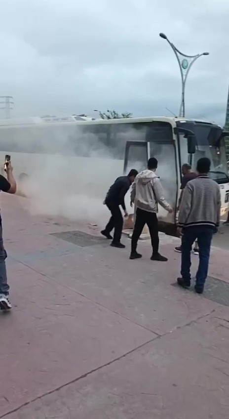MHP Dilovası Teşkilatı üyelerini taşıyan otobüste yangın çıktı 7 mhp dilovasi teskilati uyelerini tasiyan otobuste yangin cikti 3 7LIm47ta