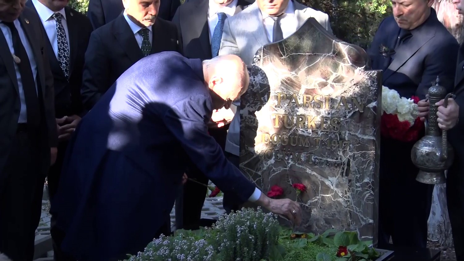 mhp lideri bahceli merhum turkesin kabrini ziyaret etti 0 TmP4cibE