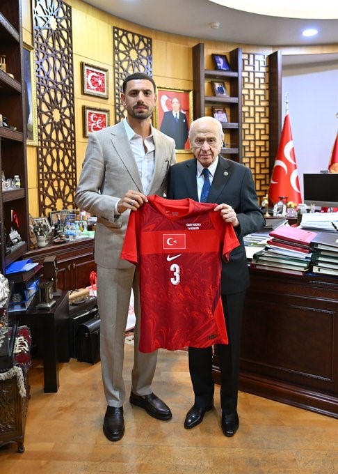 MHP Lideri Bahçeli, milli futbolcu Demiral’ı kabul etti 4 mhp lideri bahceli milli futbolcu demirali kabul etti 0 EeUVd6dL
