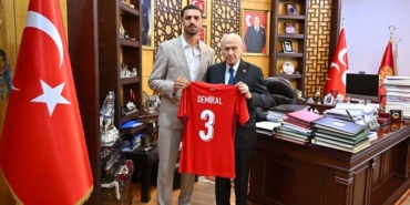 mhp-lideri-bahceli-milli-futbolcu-demirali-kabul-etti-6NqgGVkE.jpg
