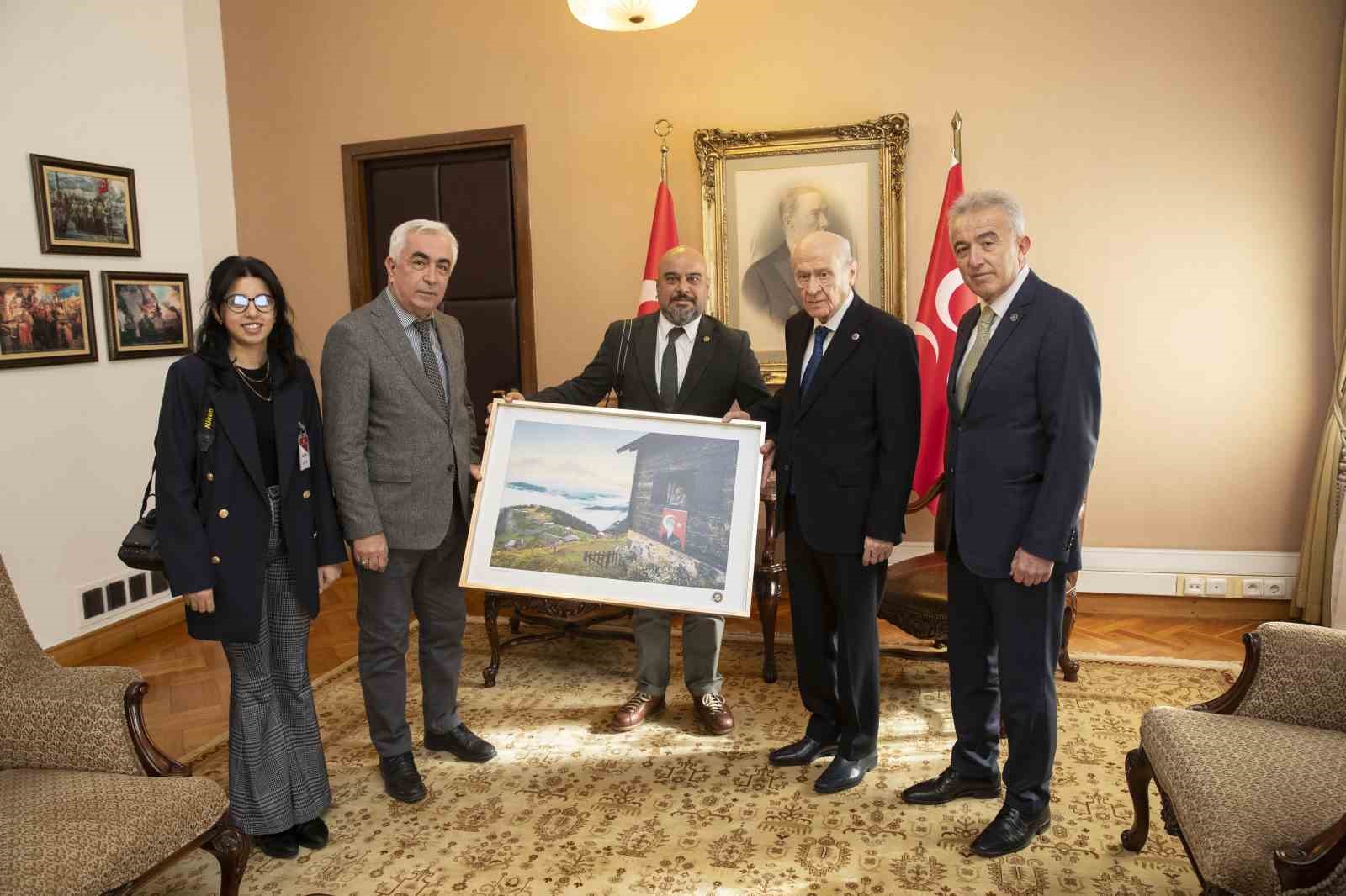 mhp lideri bahceli tfmd heyetinin fotografini bizzat cekti 2 MaWJngRM