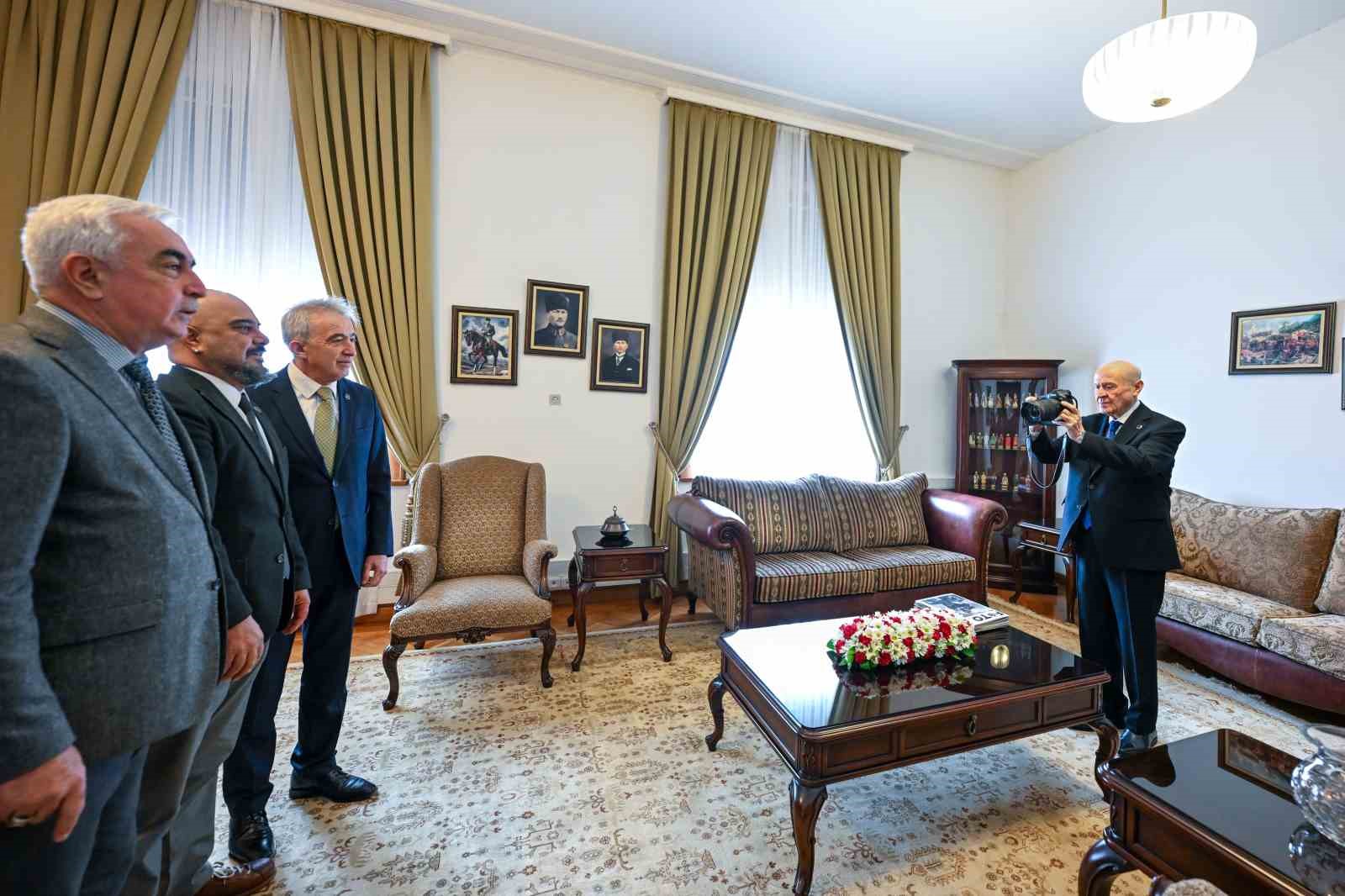 mhp lideri bahceli tfmd heyetinin fotografini bizzat cekti 3 yJIcAent