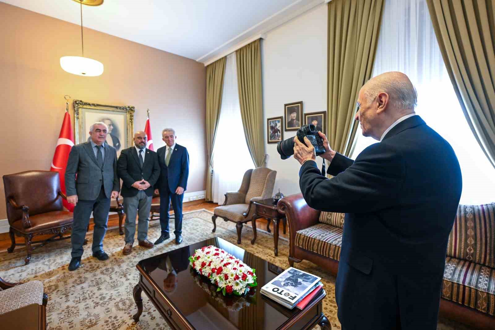 mhp lideri bahceli tfmd heyetinin fotografini bizzat cekti 4