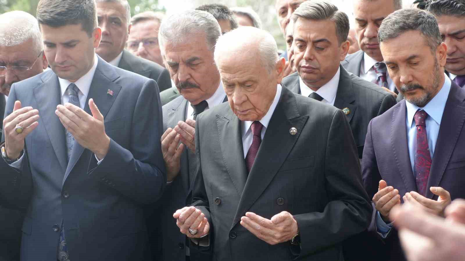 mhp lideri bahceli turkesin kabrini ziyaret etti 2 qyc64eNs