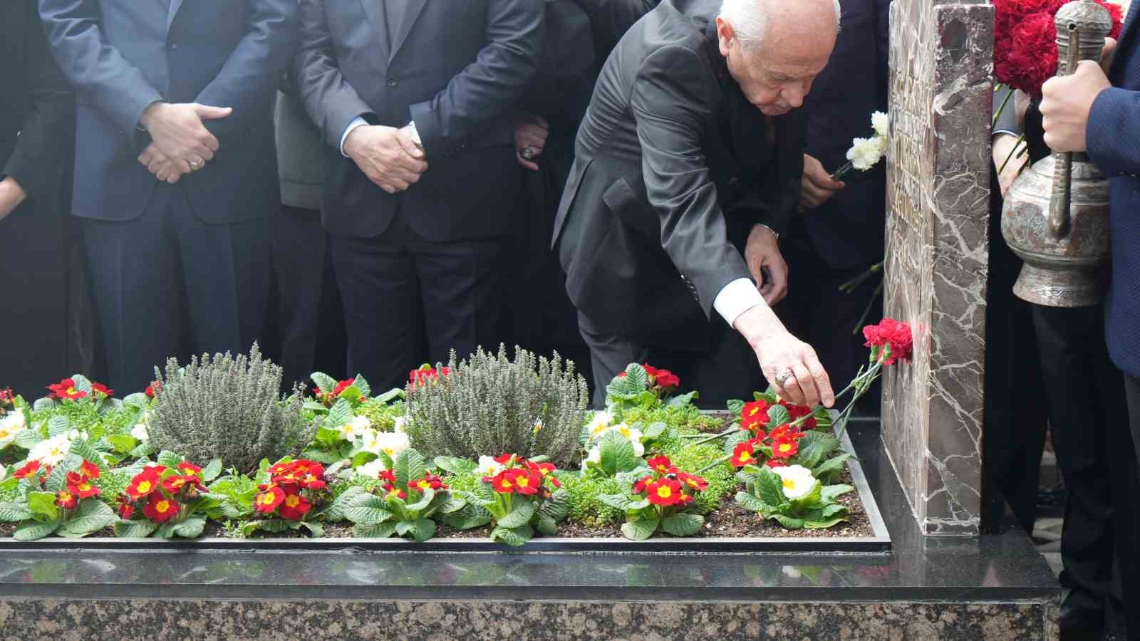 mhp lideri bahceli turkesin kabrini ziyaret etti 3 zzs7ZlA1