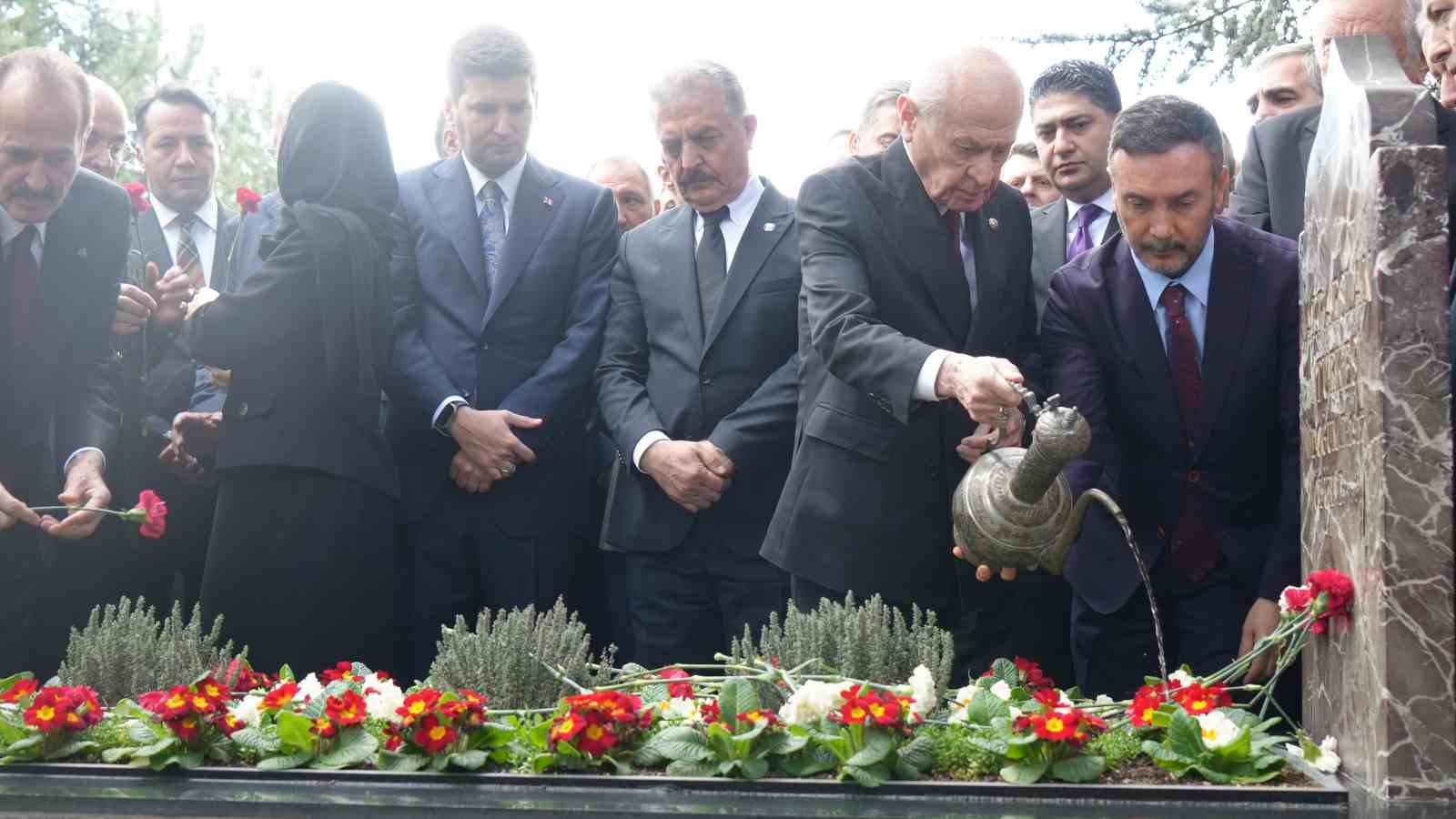 mhp lideri bahceli turkesin kabrini ziyaret etti 4 SBQjlyg2