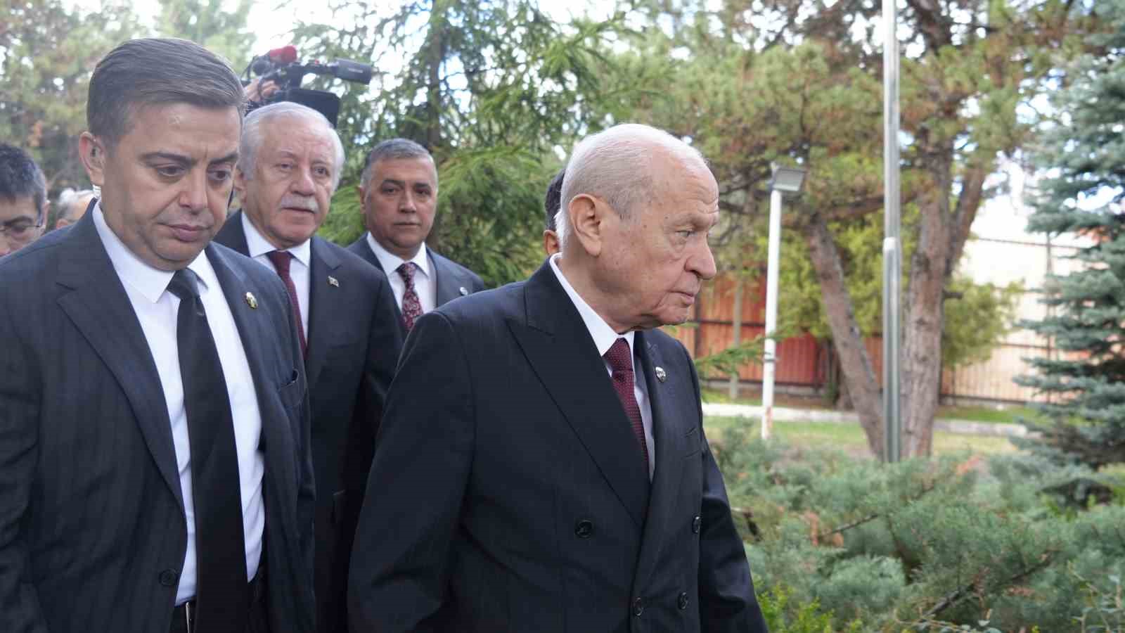 mhp lideri bahceli turkesin kabrini ziyaret etti 6 1zDLy5ma