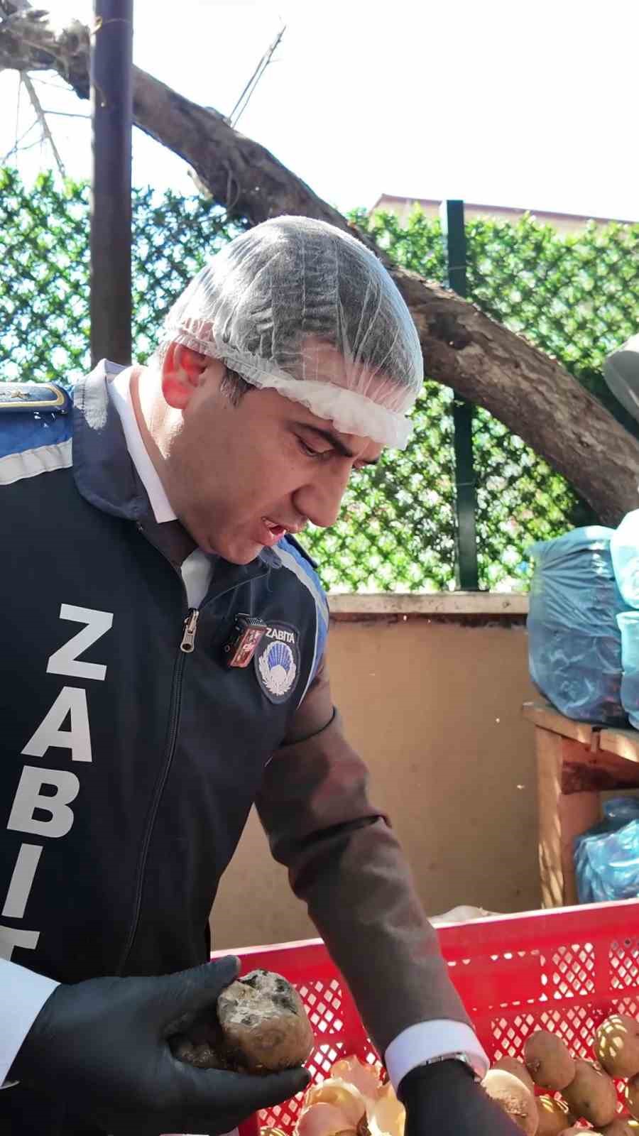mide bulandiran tencerenin bulundugu yemekhane mutfaginda uzerinde sinekler ucusan curumus patatesler zabita ekiplerini hayrete