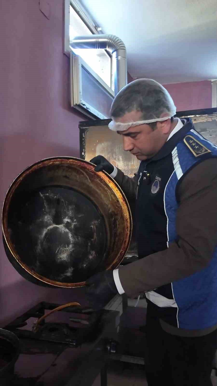 mide bulandiran tencerenin bulundugu yemekhane mutfaginda uzerinde sinekler ucusan curumus patatesler zabita ekiplerini hayrete EuwCWJQX