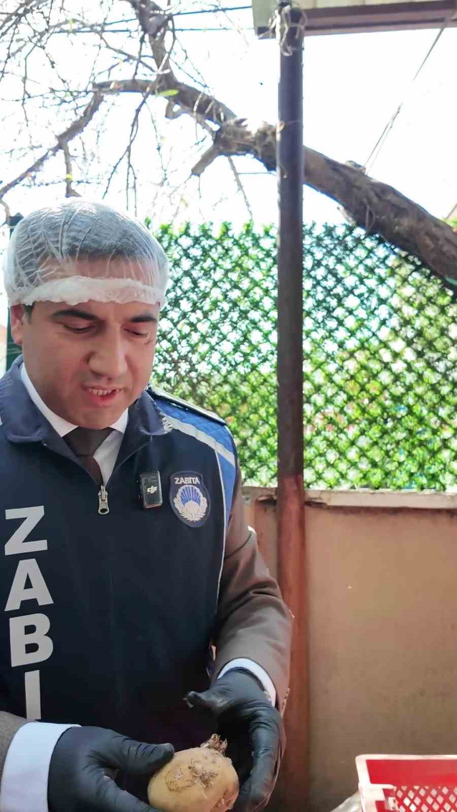 mide bulandiran tencerenin bulundugu yemekhane mutfaginda uzerinde sinekler ucusan curumus patatesler zabita ekiplerini hayrete ukcm9dwM