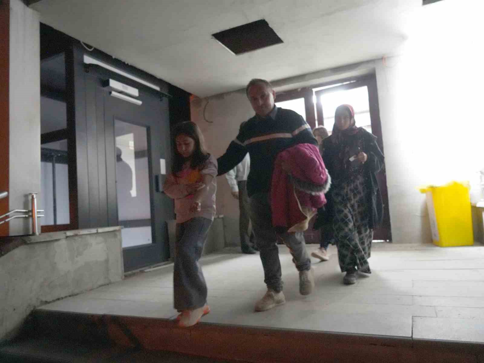 mide bulantisi ve kusma sikayetiyle cok sayida ogrenci hastaneye muracaat etti 2 KG6J6jbs