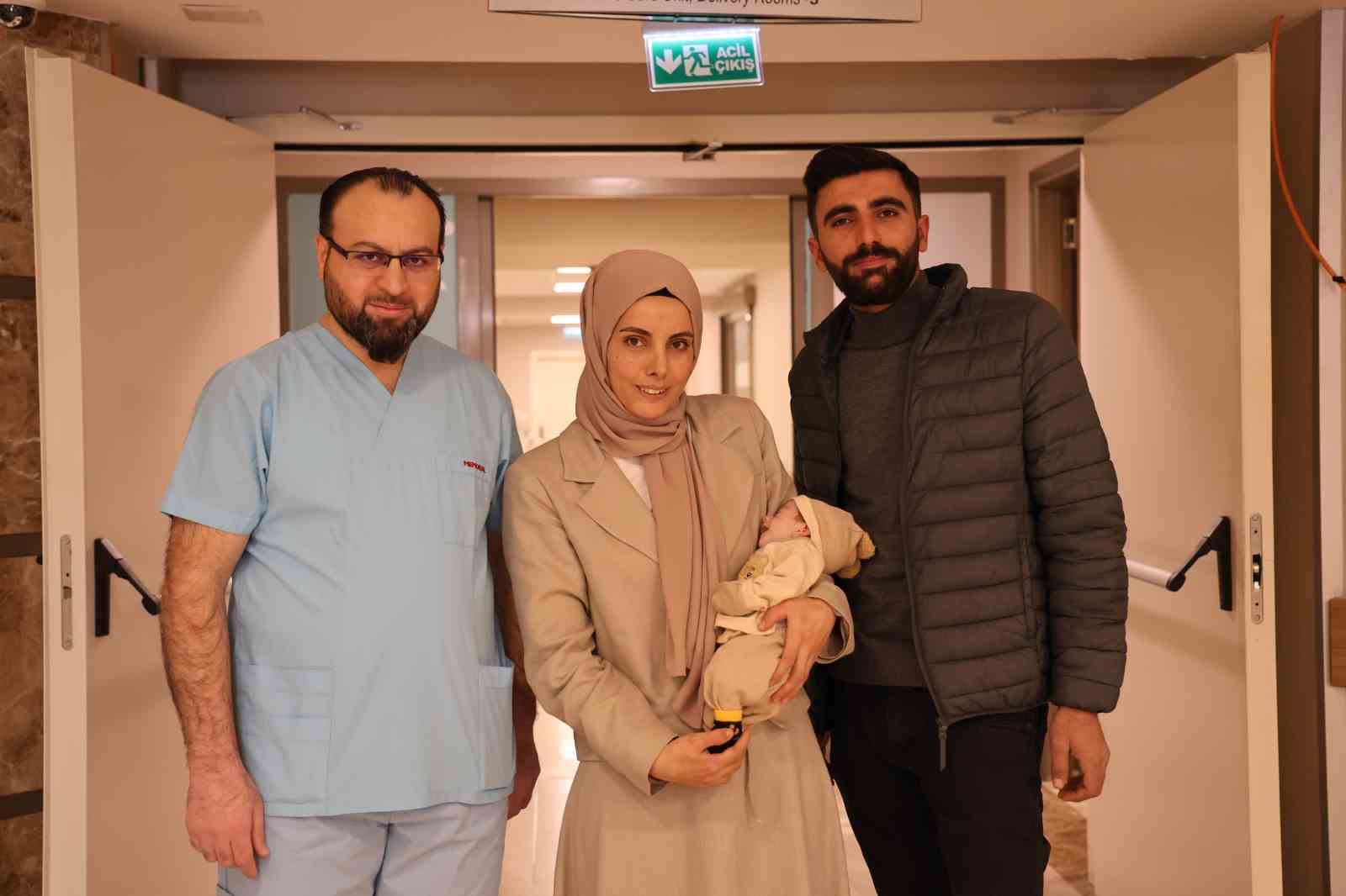 mide ve bagirsaklari karninin disinda dogan 44 gunluk bebek iki ameliyat gecirdi 4 WbkHQ9Ev