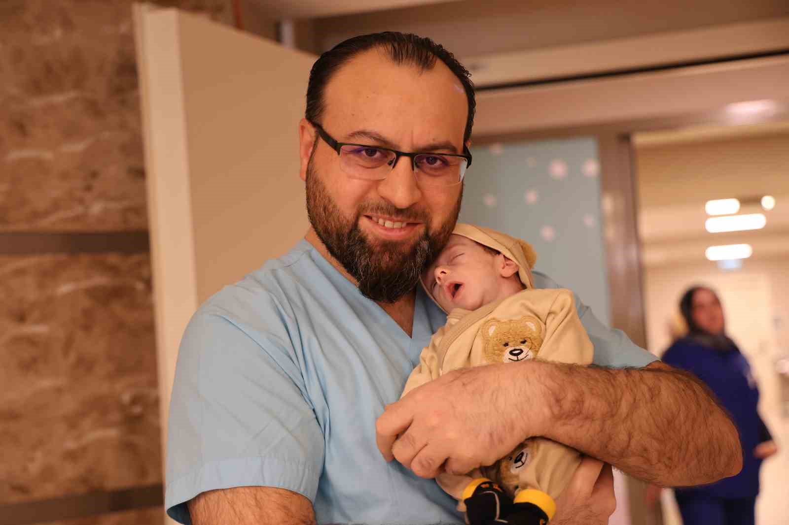 mide ve bagirsaklari karninin disinda dogan 44 gunluk bebek iki ameliyat gecirdi 5 28Sg2CJ3