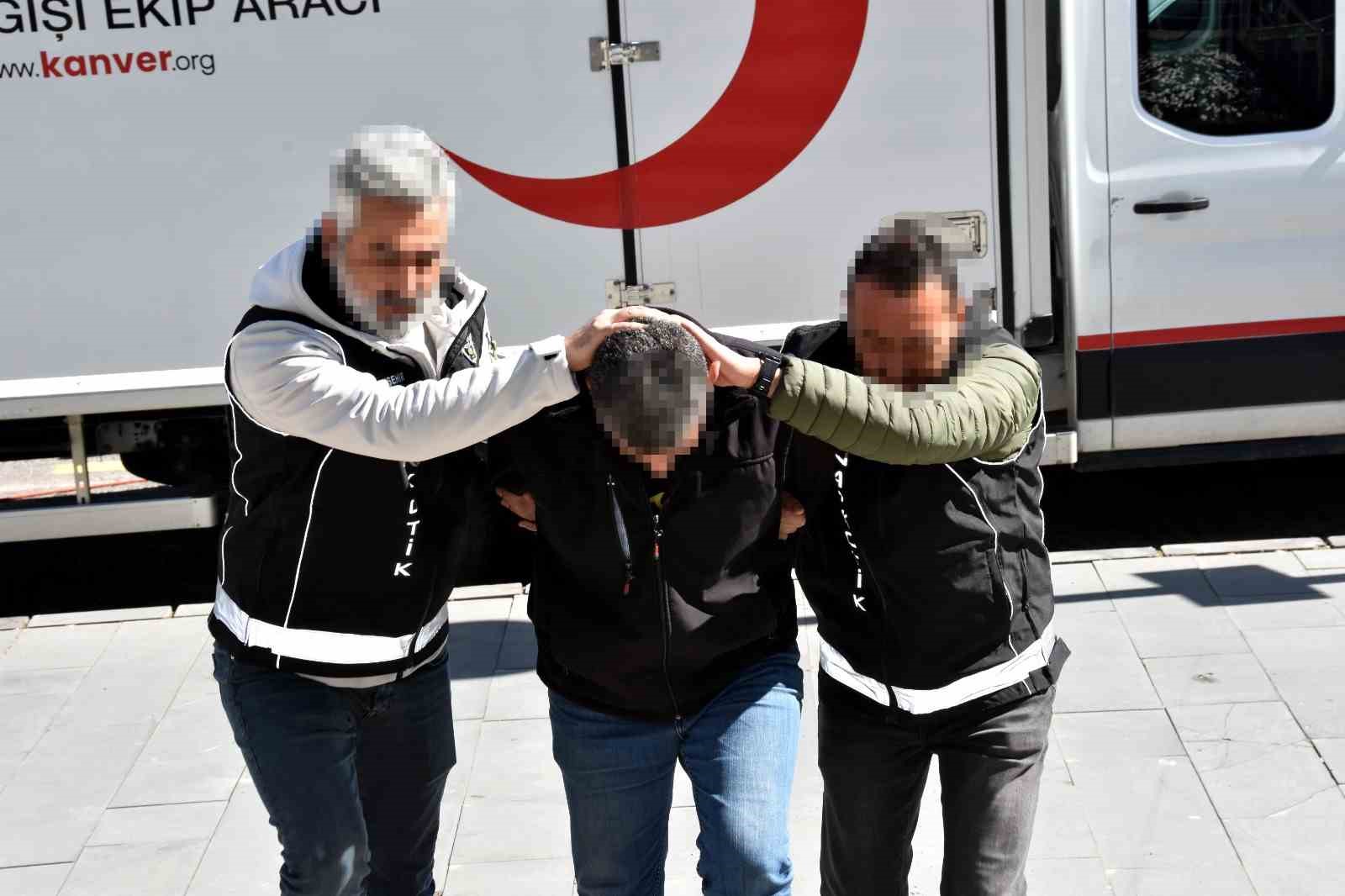midelerinde uyusturucu sevkiyati yapan 2 torbaci tutuklandi 1 KpKAZhiB