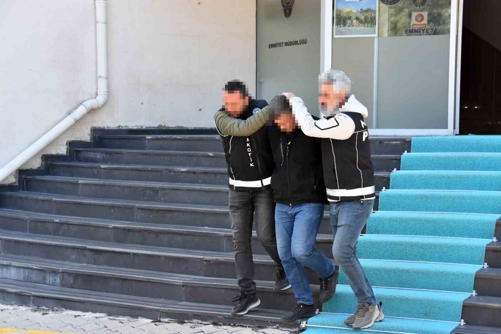 midelerinde uyusturucu sevkiyati yapan 2 torbaci tutuklandi 3 SKnGbS5f