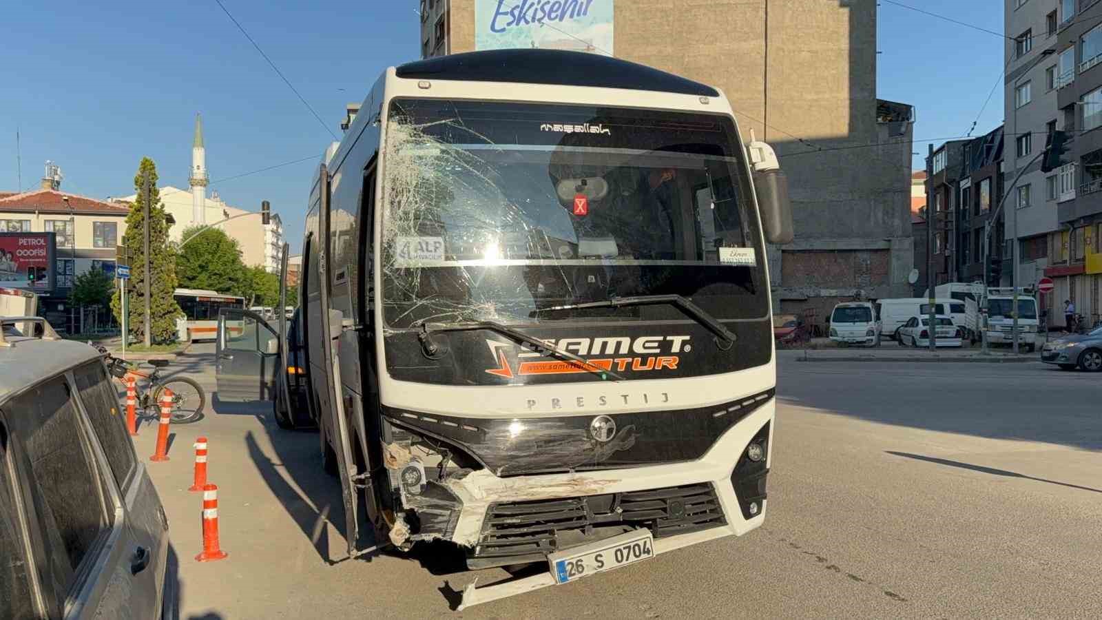 Midibüsün çarptığı servis aracı yan yattı 6 midibusun carptigi servis araci yan yatti 2 Urr51OuK