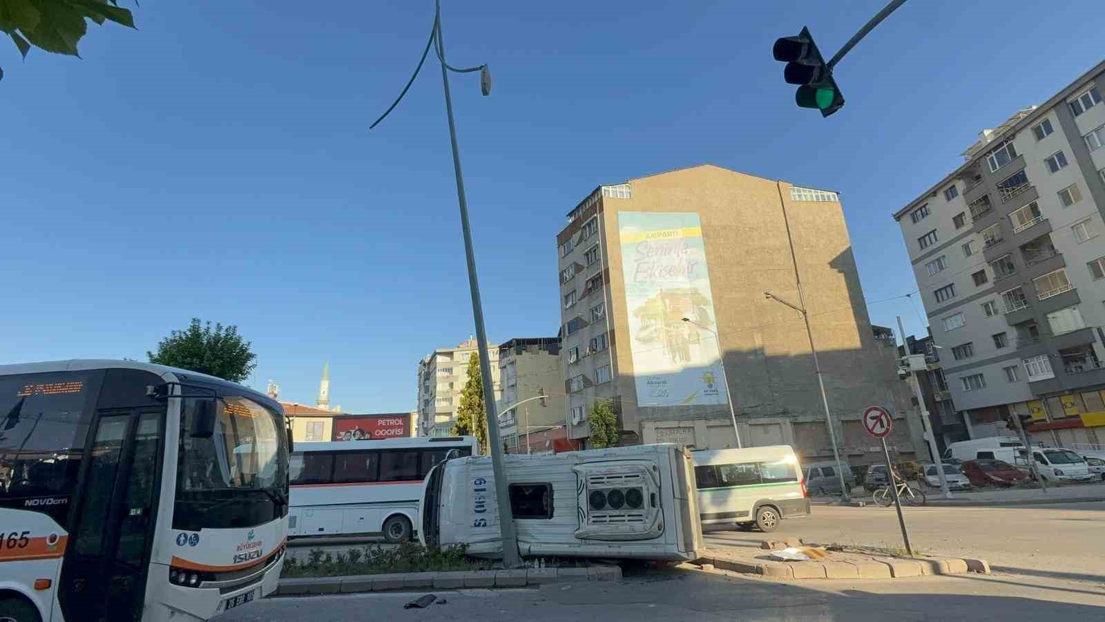 Midibüsün çarptığı servis aracı yan yattı 7 midibusun carptigi servis araci yan yatti 3 i8mgKamq